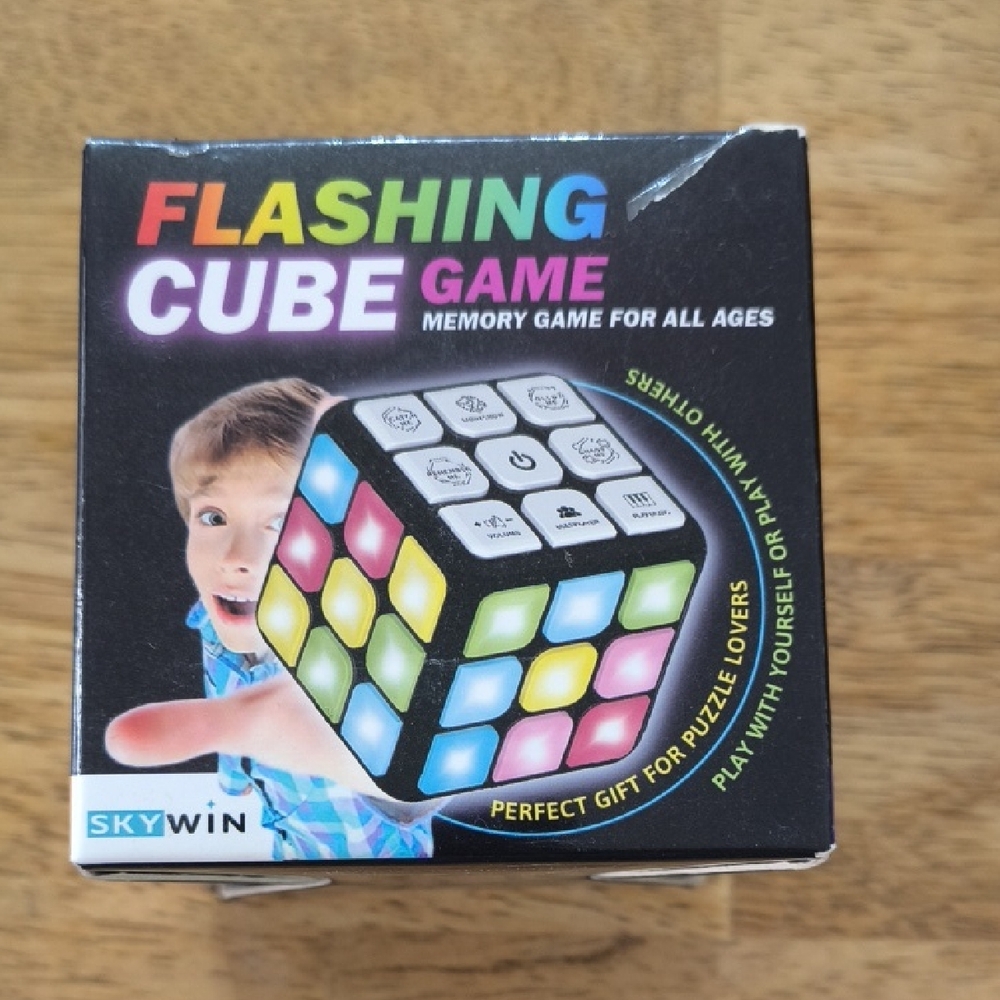 Flashing Cube Game - Multicolor